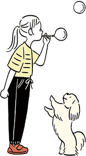 犬とシャボン玉を吹いている女の子