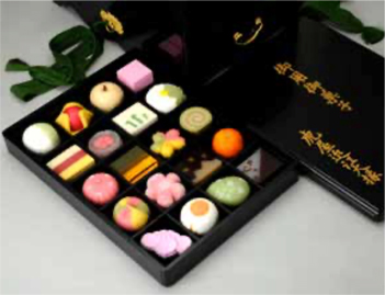図4 虎屋の百味箱(複製)と百味菓子(再現)